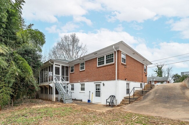 Building Photo - 4620 Golf Park Dr