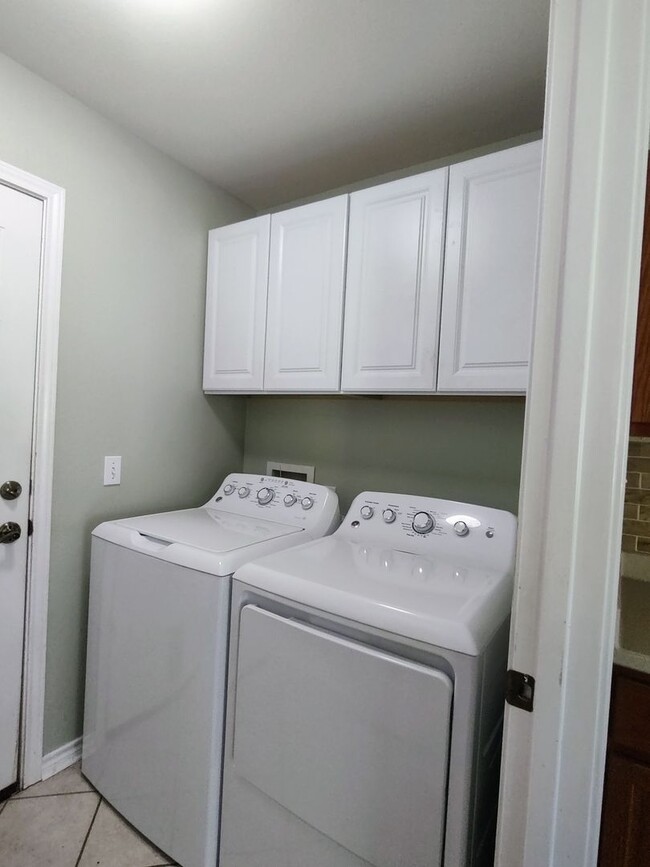 Building Photo - Beautiful 3 bedroom home ready for move in