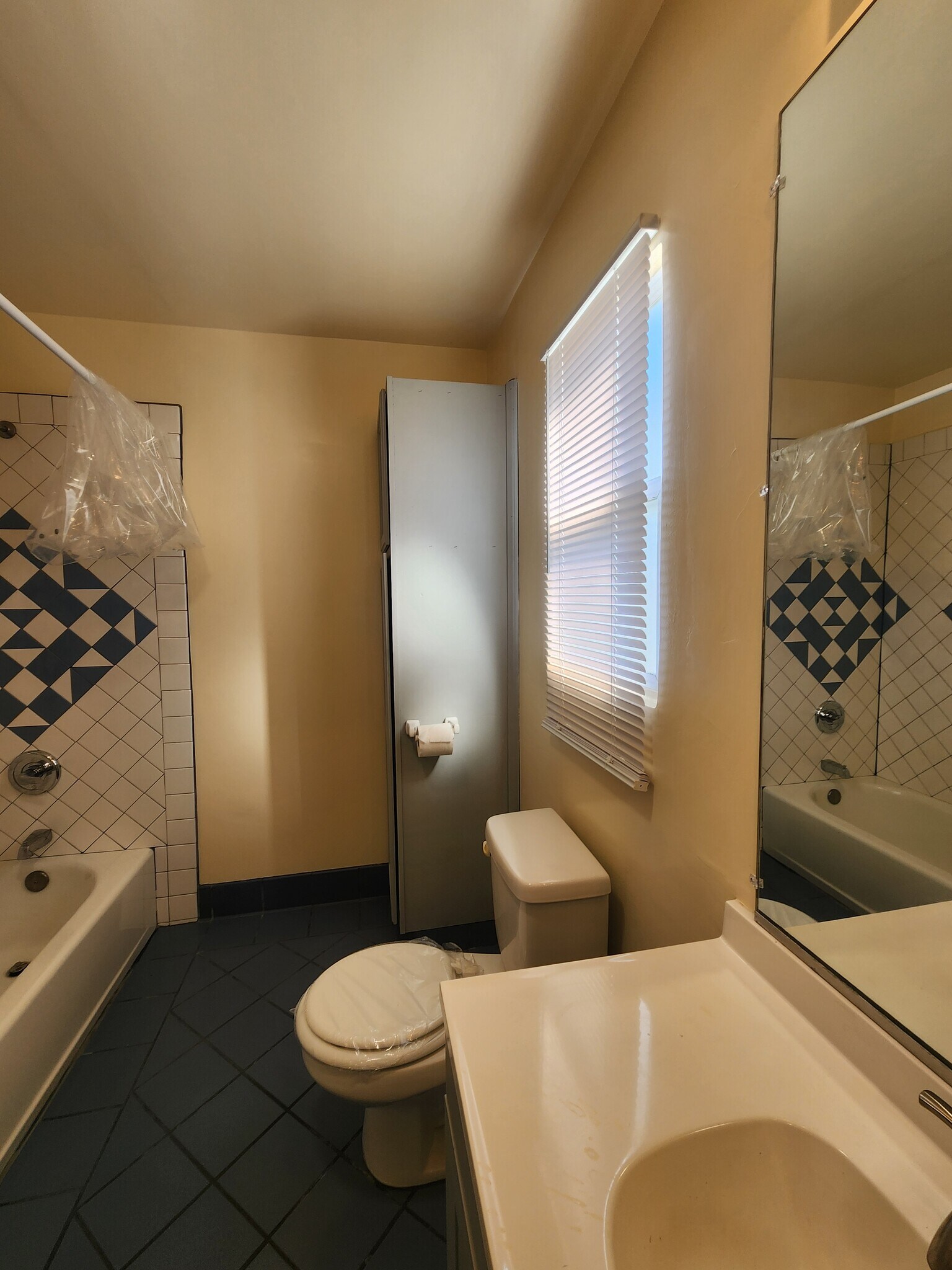 Building Photo - 1450 W 220th St