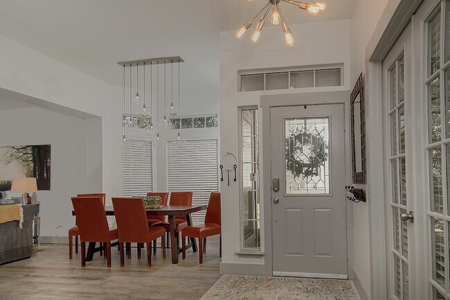 Building Photo - 182 N Valley Oaks Cir