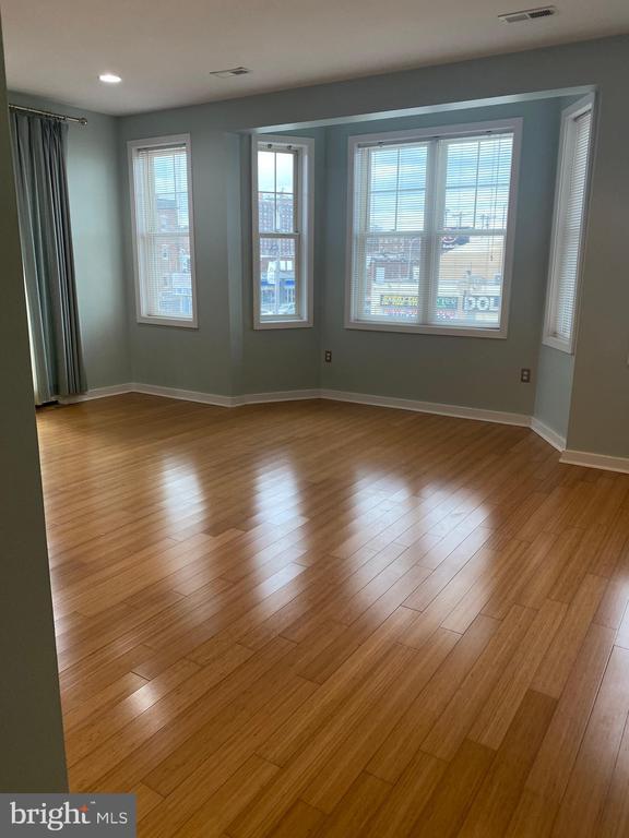 Building Photo - 4742 Pine St