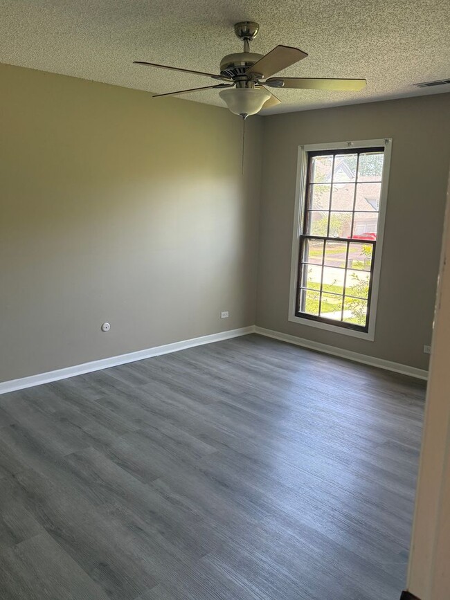Building Photo - Recently Renovated 2 Bed 1 Bath in Naperville, Ready Now!