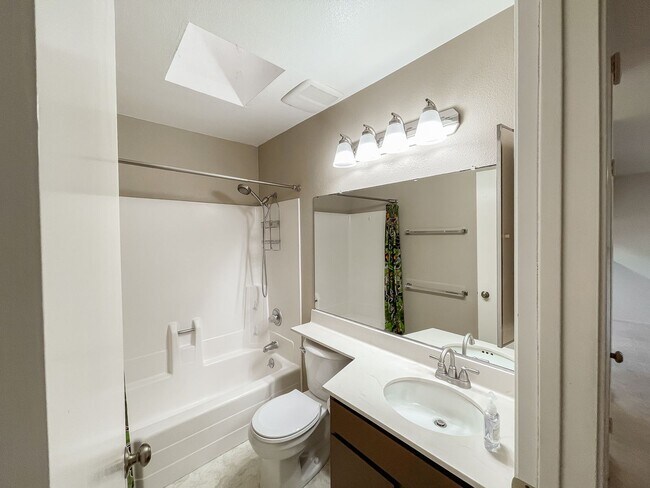 Building Photo - Spacious 2 bedroom, 2 bathroom Condo in Qu...