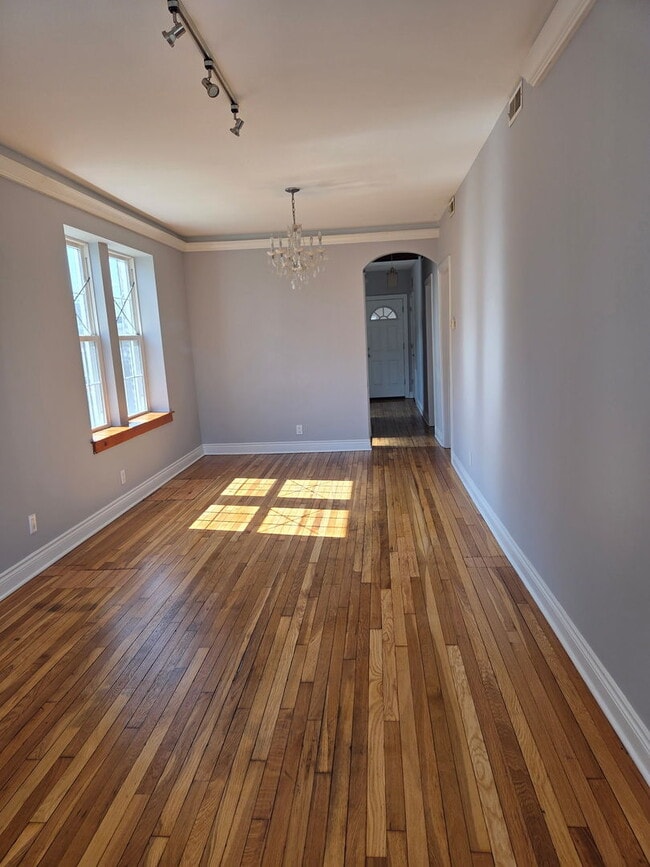 Building Photo - 844 N Harding Ave