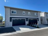 Building Photo - Townhouse For Lease