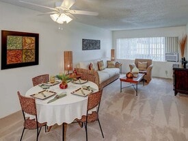Living / dining room - The Villas at Royal Kunia