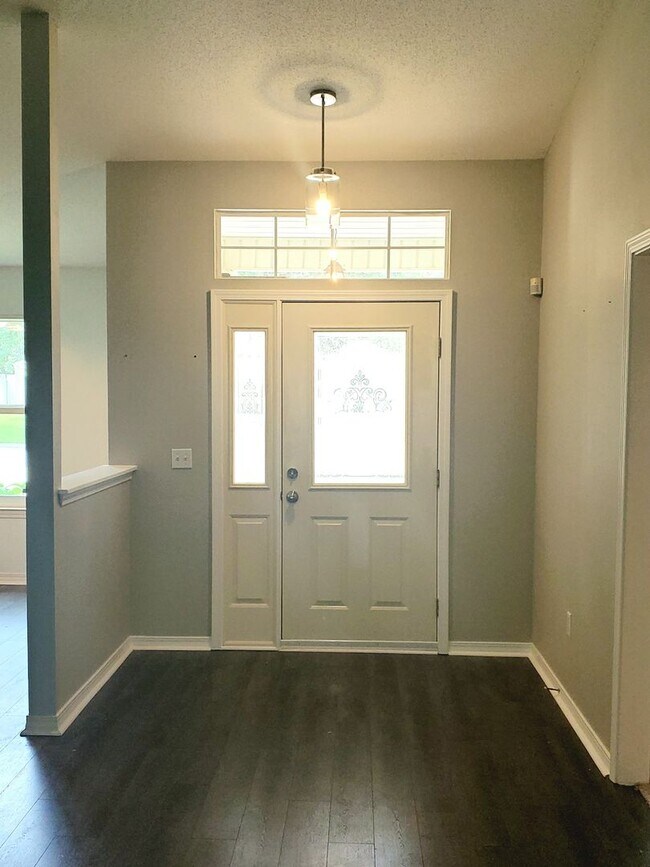 Building Photo - Well cared for 3 Bedroom, 2 Bath Home in C...