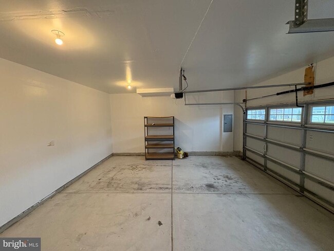 Building Photo - 27003 Greenleaf Dr