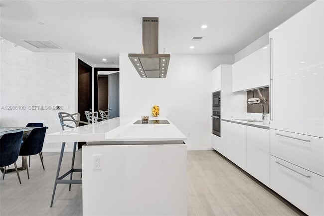 Building Photo - 1000 Brickell Plaza