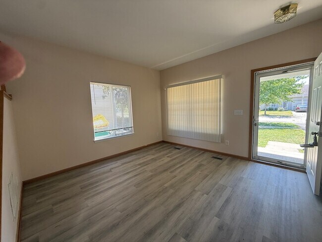 Building Photo - 757 Bayles Dr