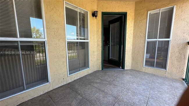 Building Photo - 977 Riverside Dr