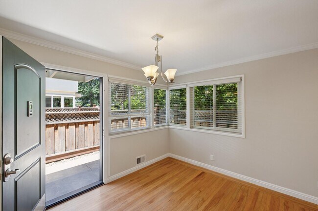 Building Photo - Luxury Apartment Available in gated Community downtown Palo Alto!