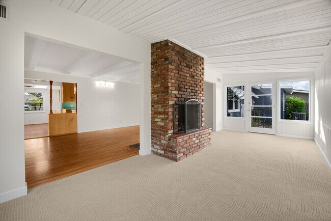 Building Photo - Desirable Fullerton Home 4 Bed 2 Bath w/ Pool & Jacuzzi