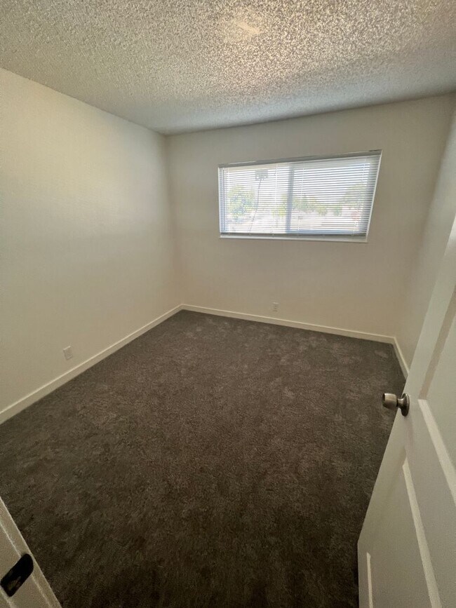 Building Photo - 141 Woodbury Cir