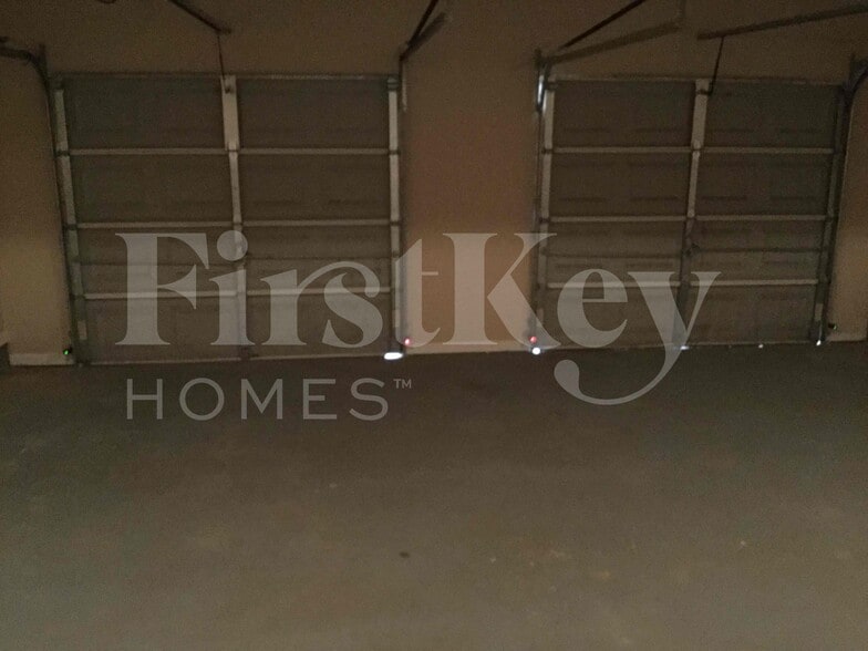 Building Photo - 5243 Round Table Dr