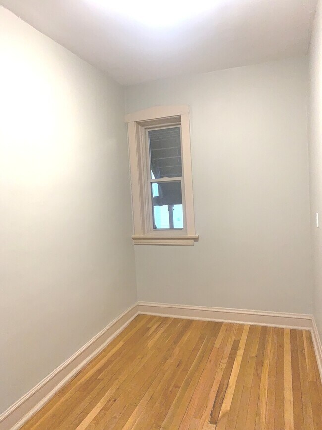 Building Photo - 836 W Sunnyside Ave