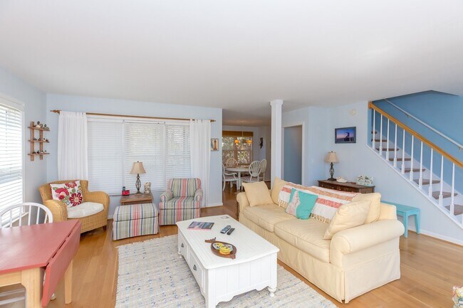 Building Photo - OFF-SEASON MONTHLY RENTAL FALL OF '25 THRO...