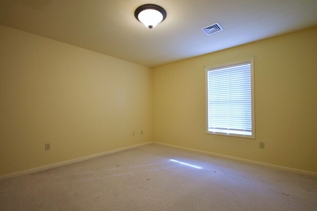 Building Photo - End-Unit Townhome in Homecoming Ridge with...