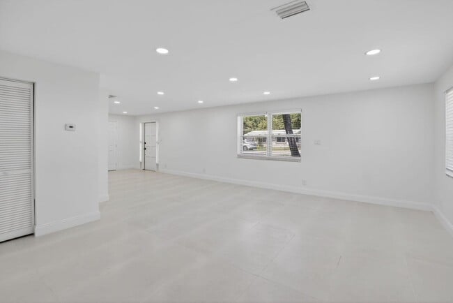 Building Photo - 2630 SW 49th Ct