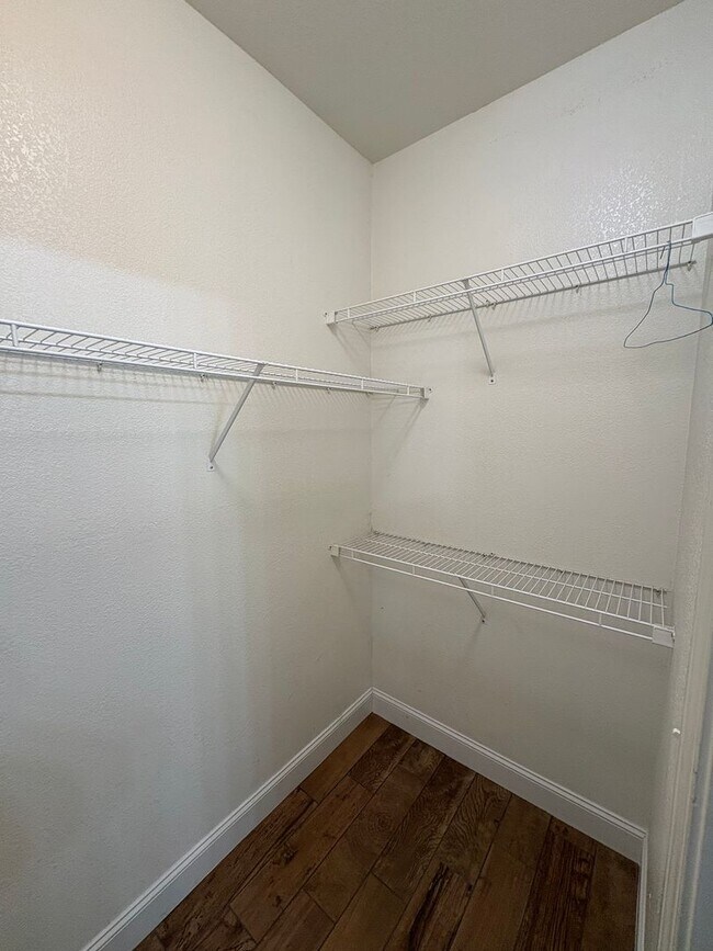 Building Photo - NW Visalia Available Now!