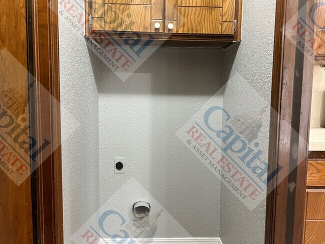 Building Photo - Cozy 3 Bedroom