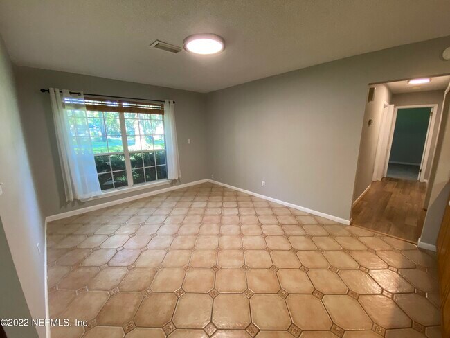 Building Photo - 1301 Kings Rd