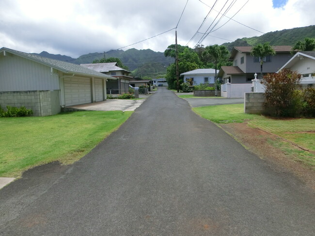 Building Photo - Right in the Heart of Manoa Valley - Fully...