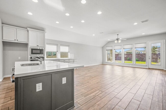 Building Photo - Beautiful 4 bed 3 bath Single Story Home i...