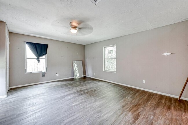 Building Photo - 8605 Dosia St