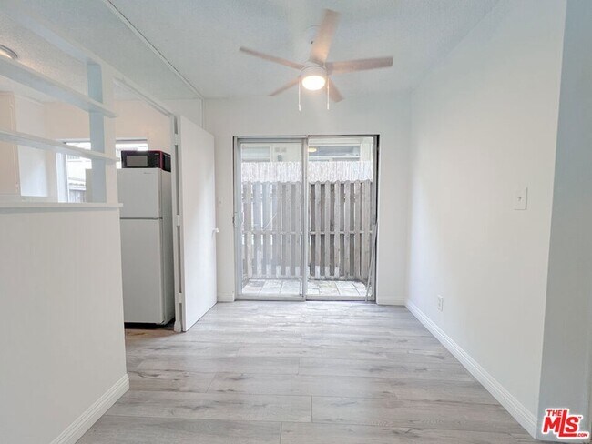 Building Photo - 941 N San Vicente Blvd