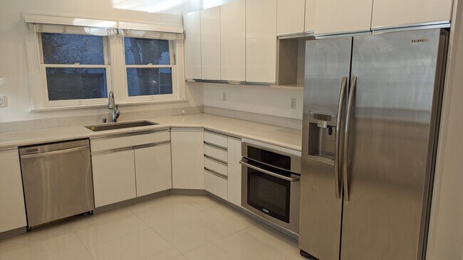 Building Photo - 158 S Sycamore Ave