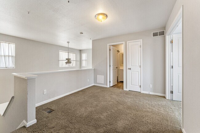 Building Photo - Lovely Townhome with A Garage and Central AC!
