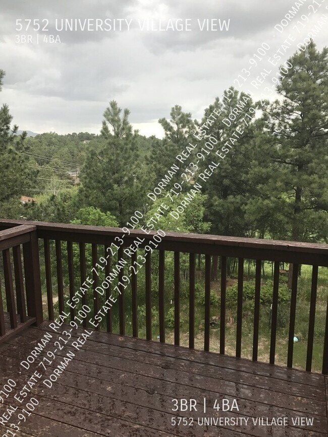 Building Photo - Townhome with garage