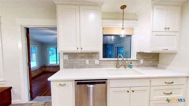 Building Photo - 805 Timber Dr