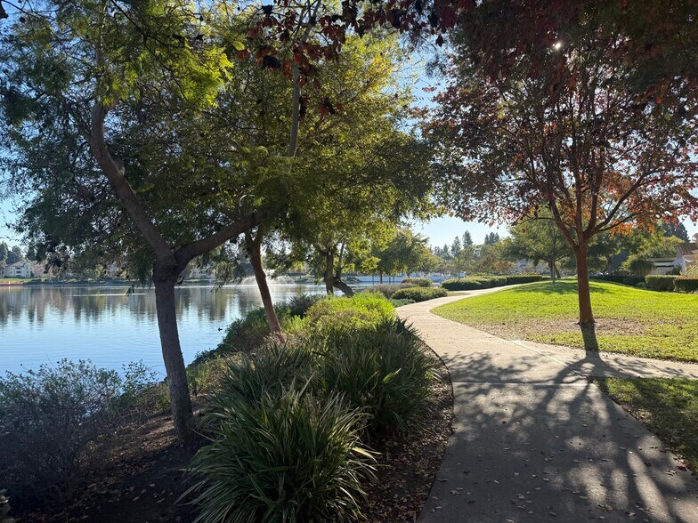 Building Photo - 2109 Northshore Dr