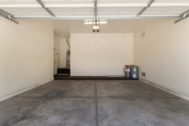 Building Photo - Single Story Large open floor plan home