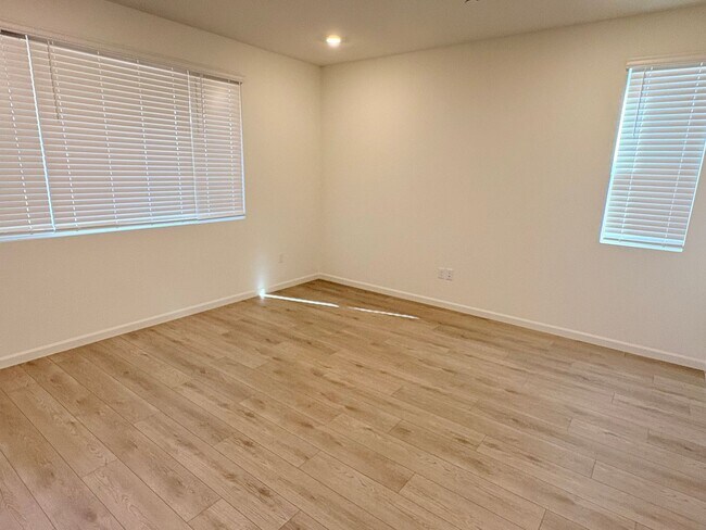 Building Photo - 2 WEEKS FREE RENT December Special - Beautiful 2 Story Home Ready To Be Home!