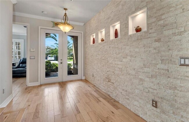 Building Photo - ***STUNNING FURNISHED/ UNFURNISHED ANNUAL*...
