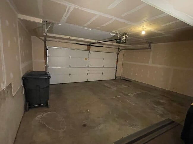 Building Photo - 1040 N Claremont Dr