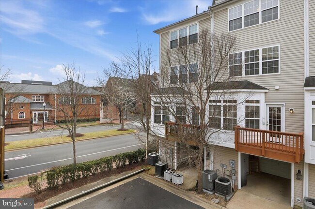 Building Photo - 5053 Kilburn St