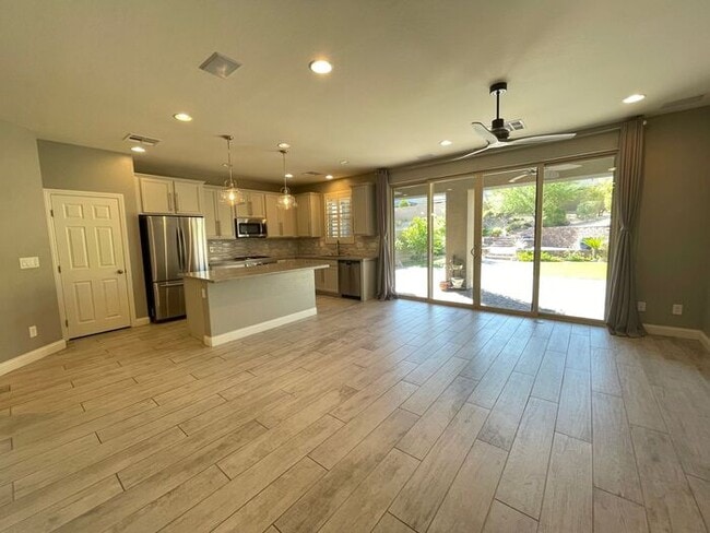 Building Photo - To schedule a viewing, call Wally Fellman ...