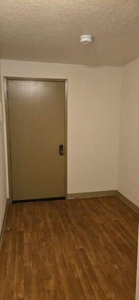 Building Photo - 1625 Kent Des Moines Rd