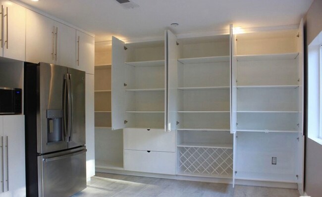 Building Photo - 5731 Lasaine Ave