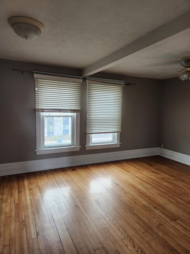 Building Photo - 2 bedroom with 1 bath