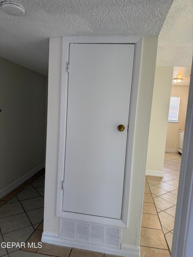 Building Photo - 8916 Leo St