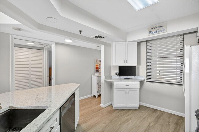 Building Photo - 9650 S Ocean Dr