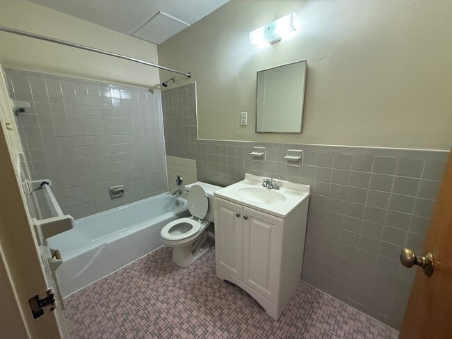 Building Photo - Beautifully-Maintained 1-Bedroom & Centrally Located to Everything You Need!