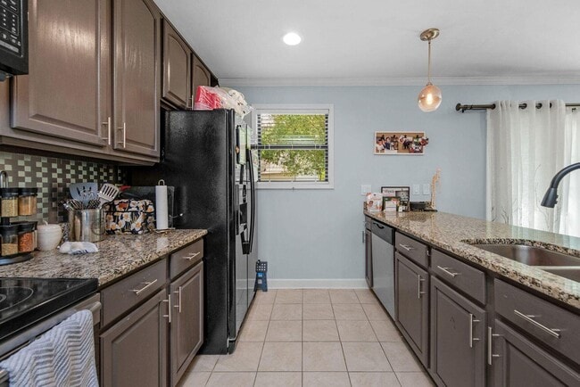 Building Photo - 326 Goldenrod Ct