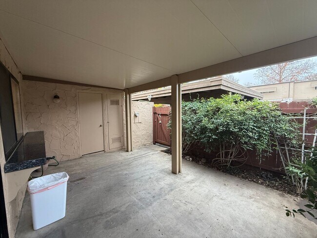 Building Photo - 3 bed 2.5 bath townhome available now!