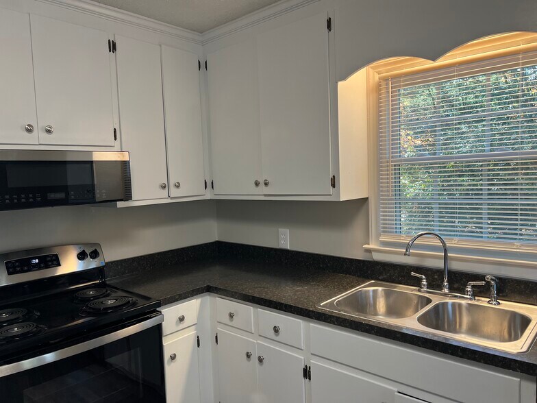 Building Photo - 2703 Byerly Dr N